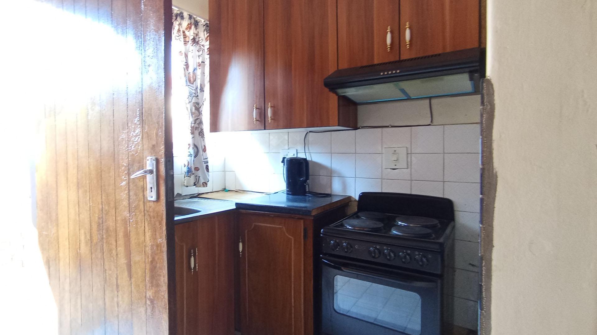 Kitchen - 6 square meters of property in Soshanguve
