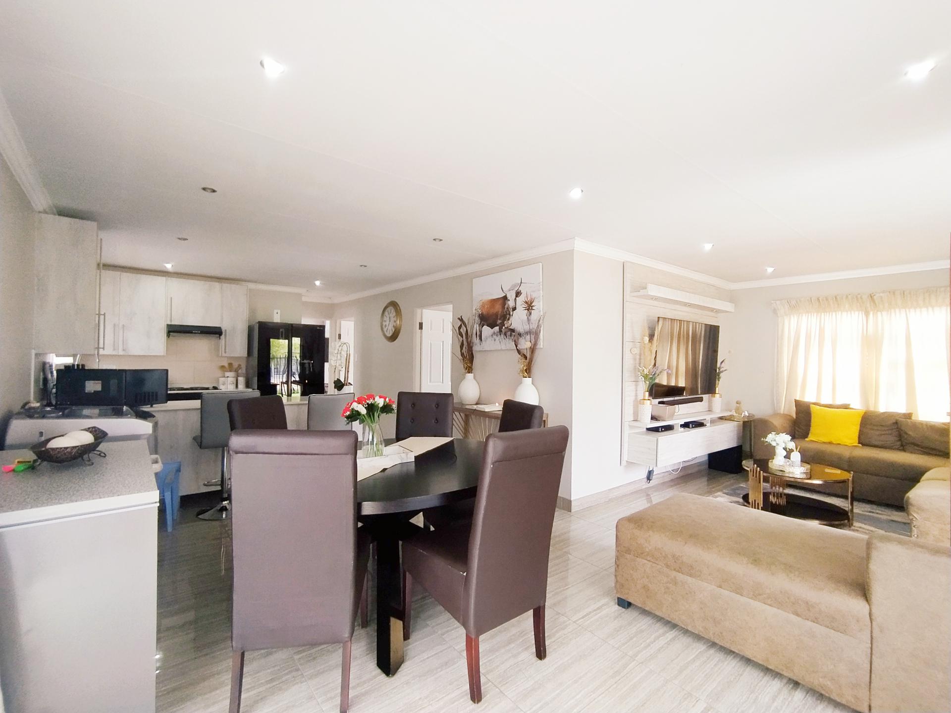 Dining Room of property in Heidedal