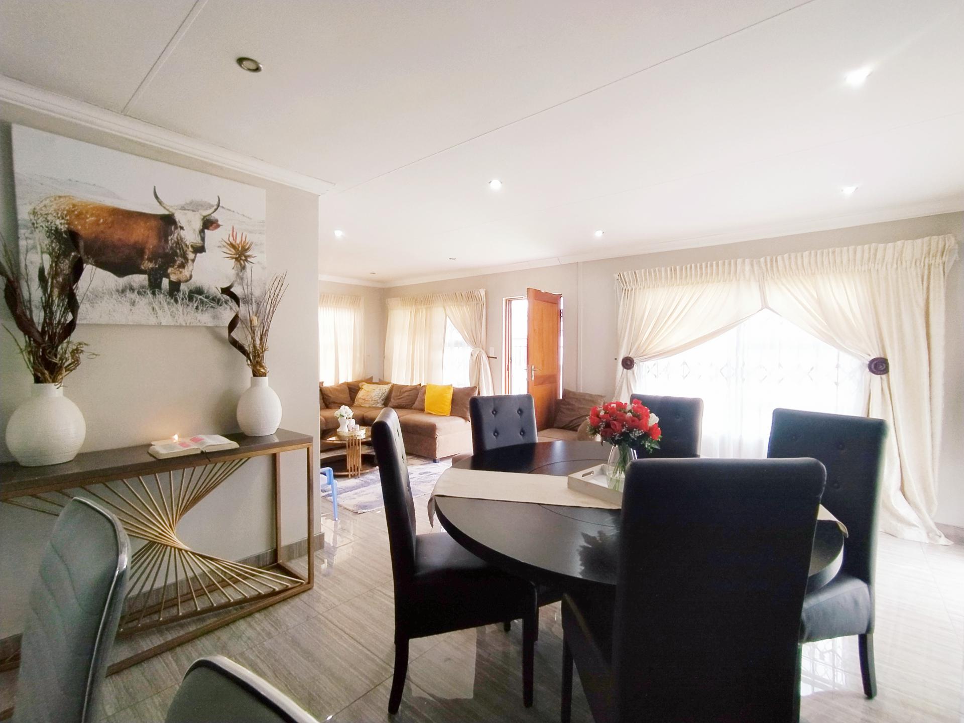 Dining Room of property in Heidedal