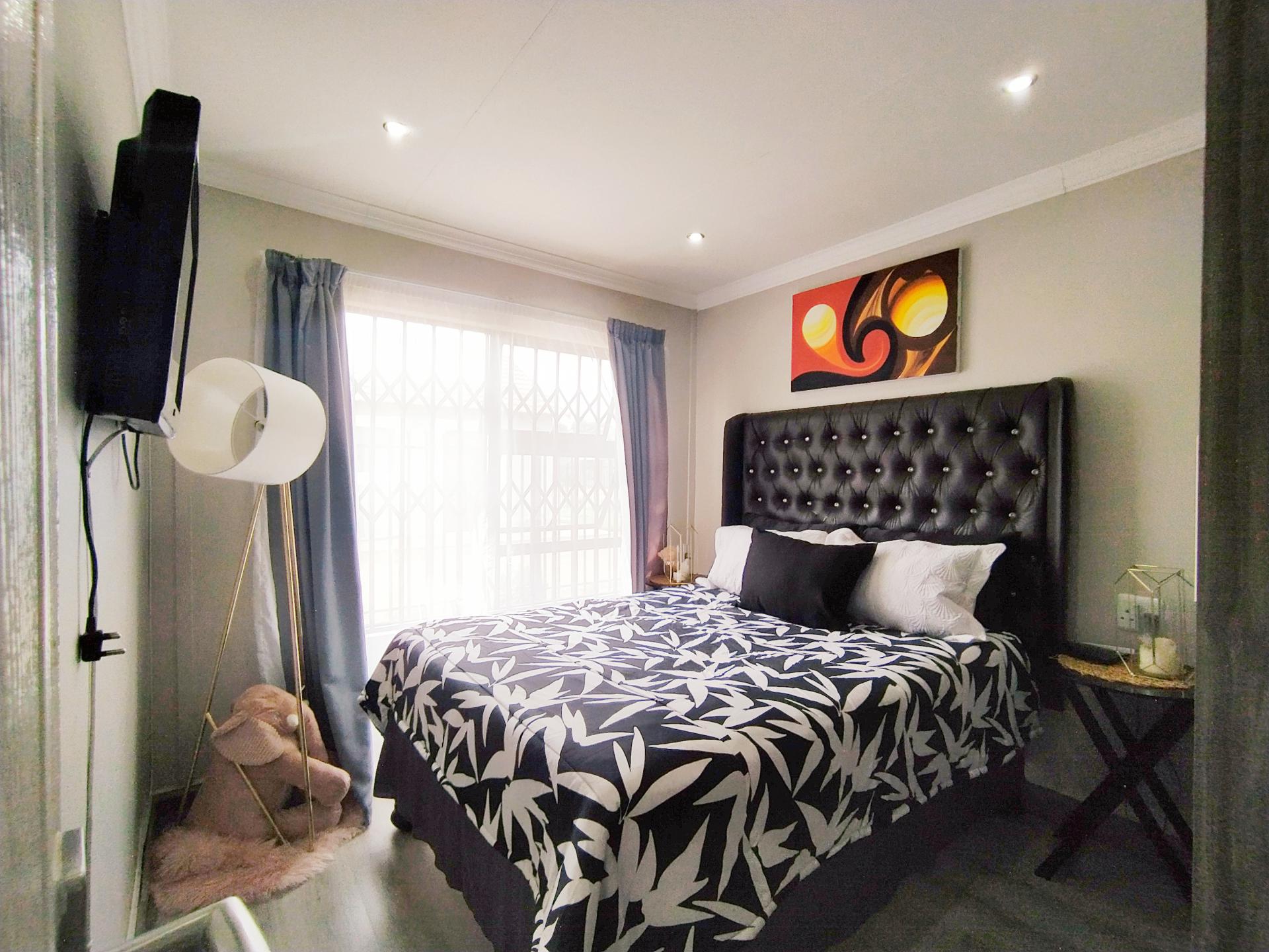 Bed Room 1 of property in Heidedal