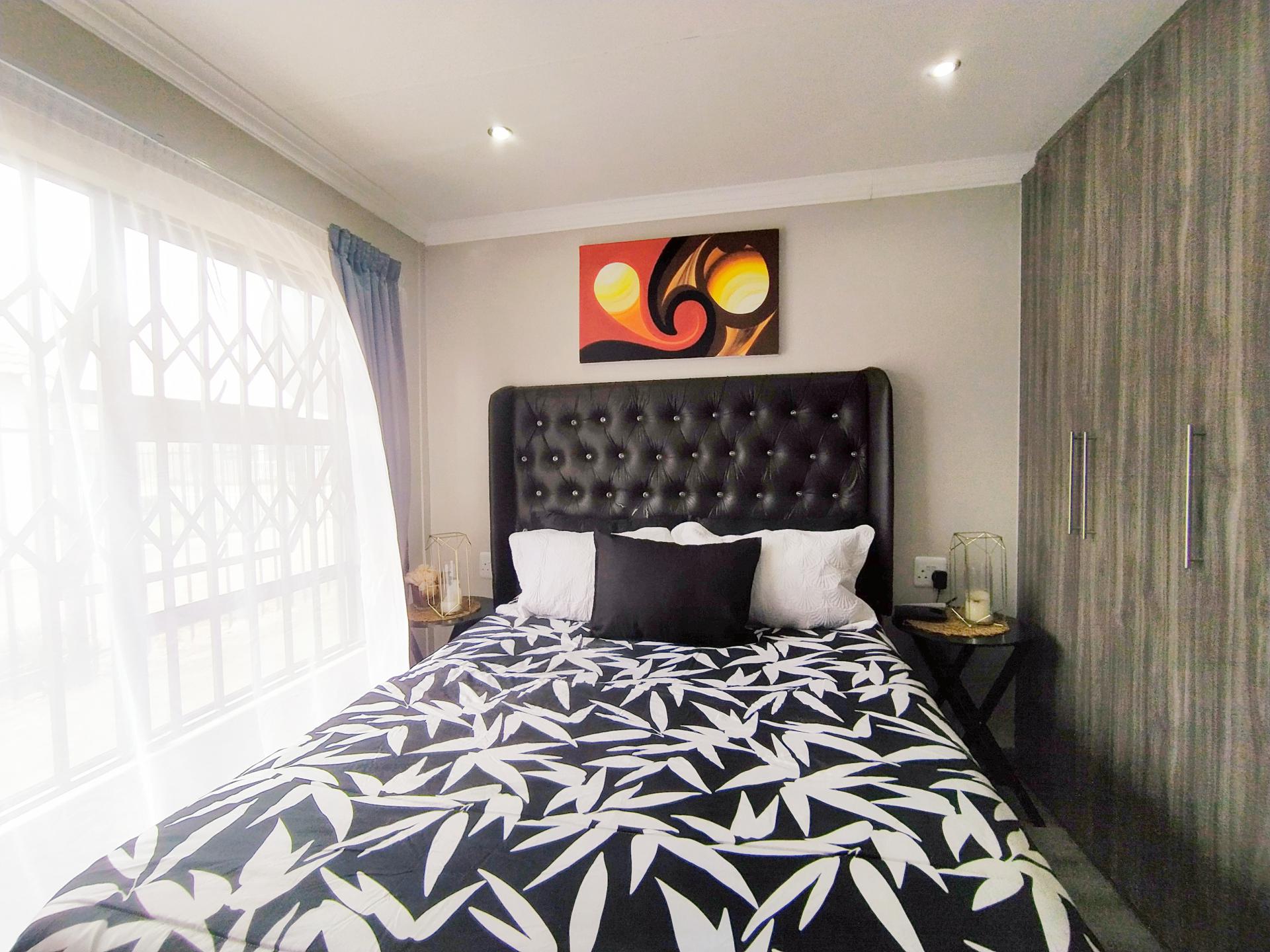 Bed Room 1 of property in Heidedal