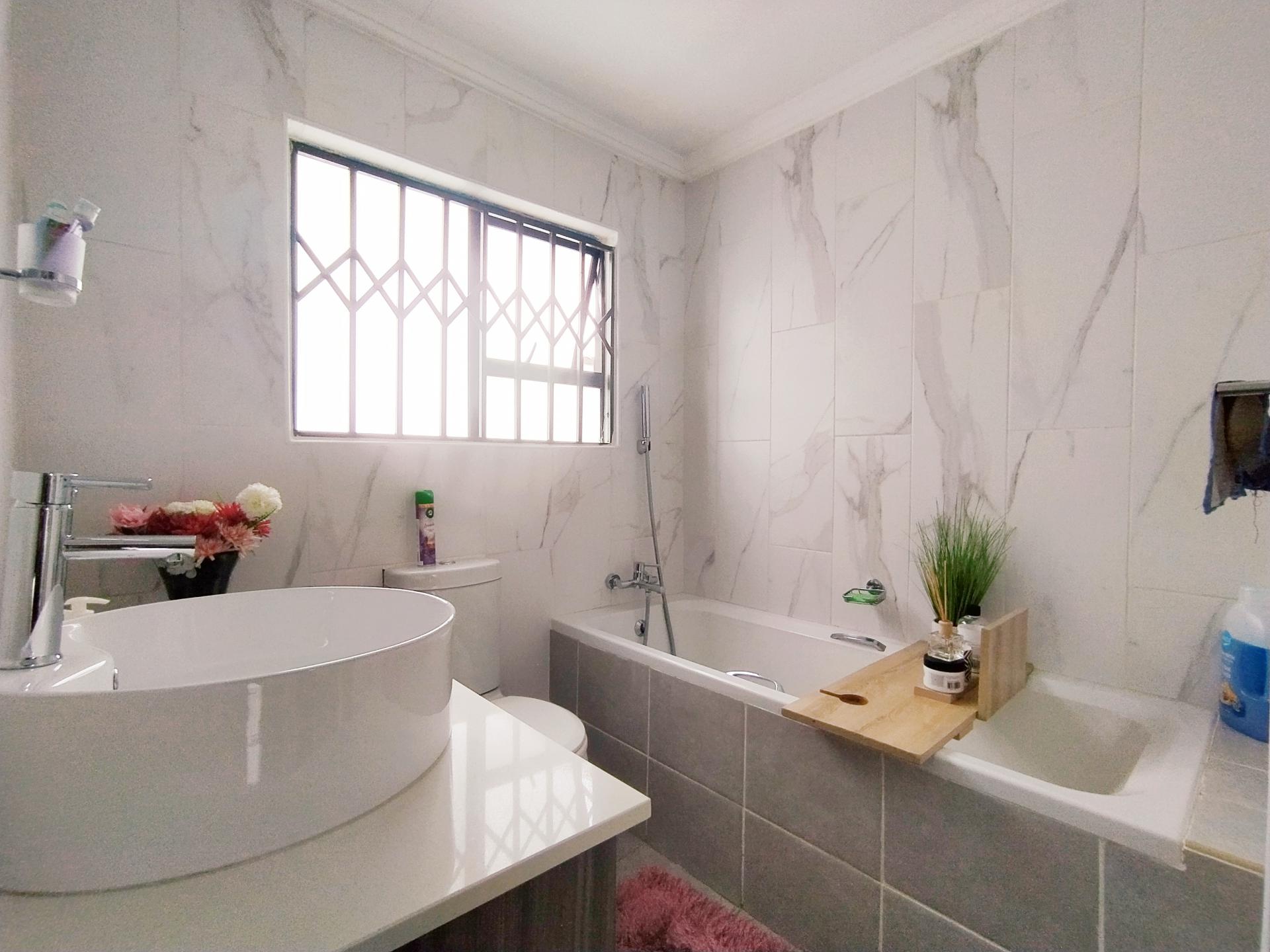 Bathroom 1 of property in Heidedal