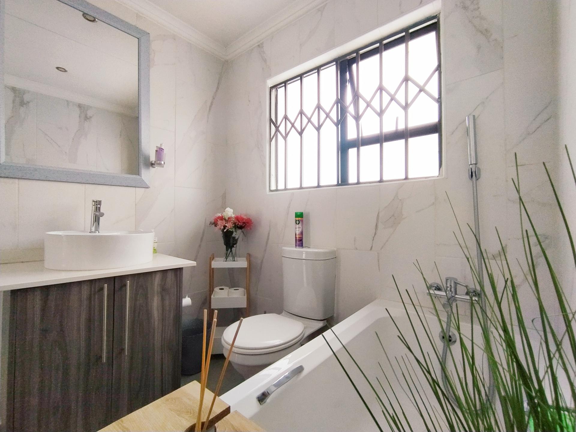 Bathroom 1 of property in Heidedal