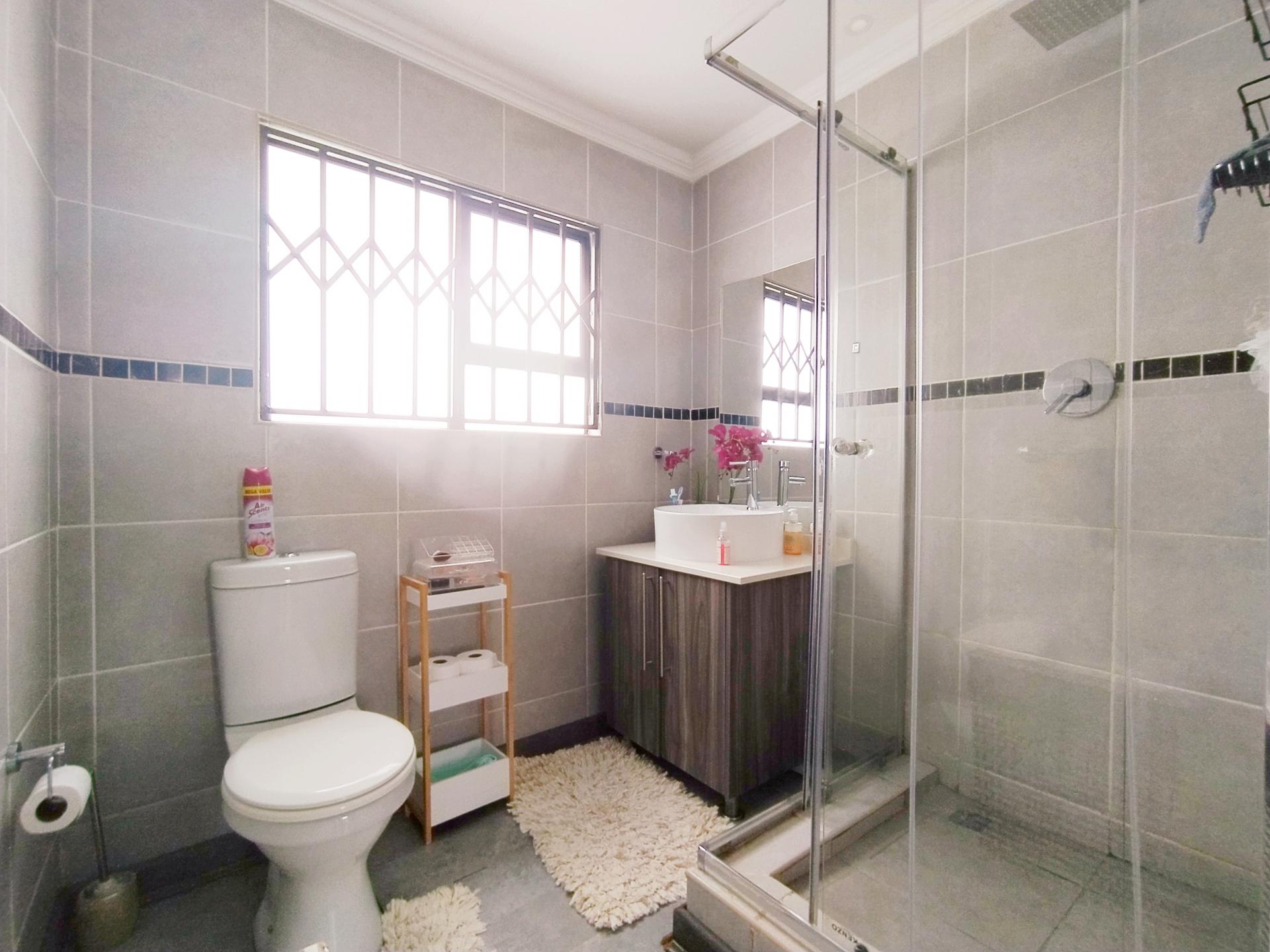 Bathroom 2 of property in Heidedal