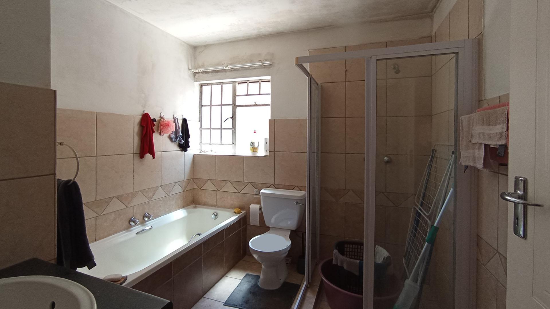 Bathroom 1 - 6 square meters of property in Theresapark