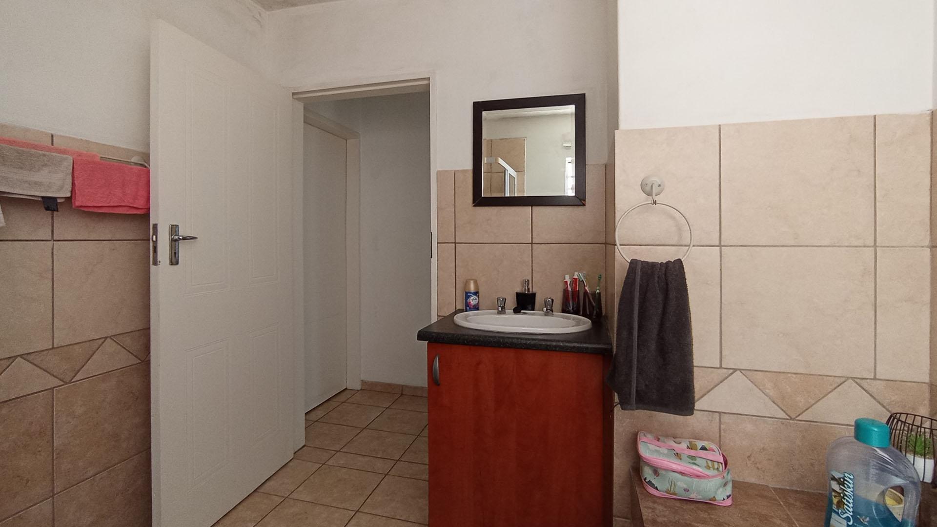 Bathroom 1 - 6 square meters of property in Theresapark