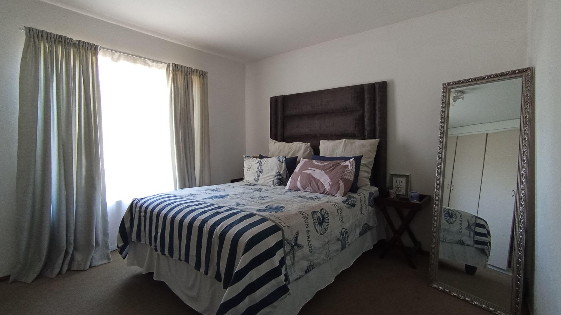 Bed Room 1 - 14 square meters of property in Theresapark