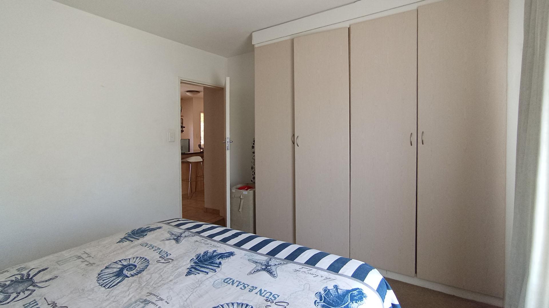 Bed Room 1 - 14 square meters of property in Theresapark