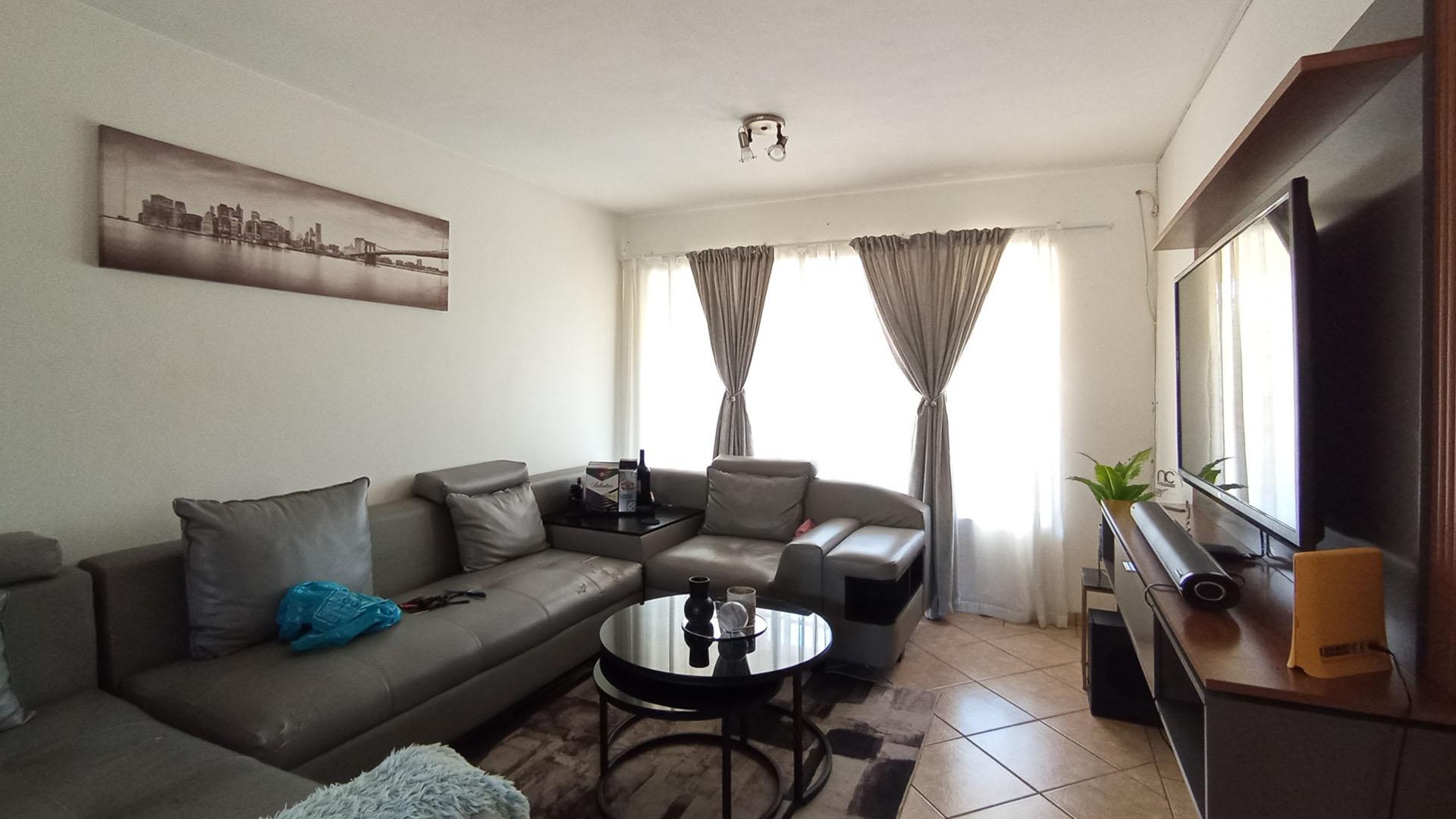 Lounges - 16 square meters of property in Theresapark