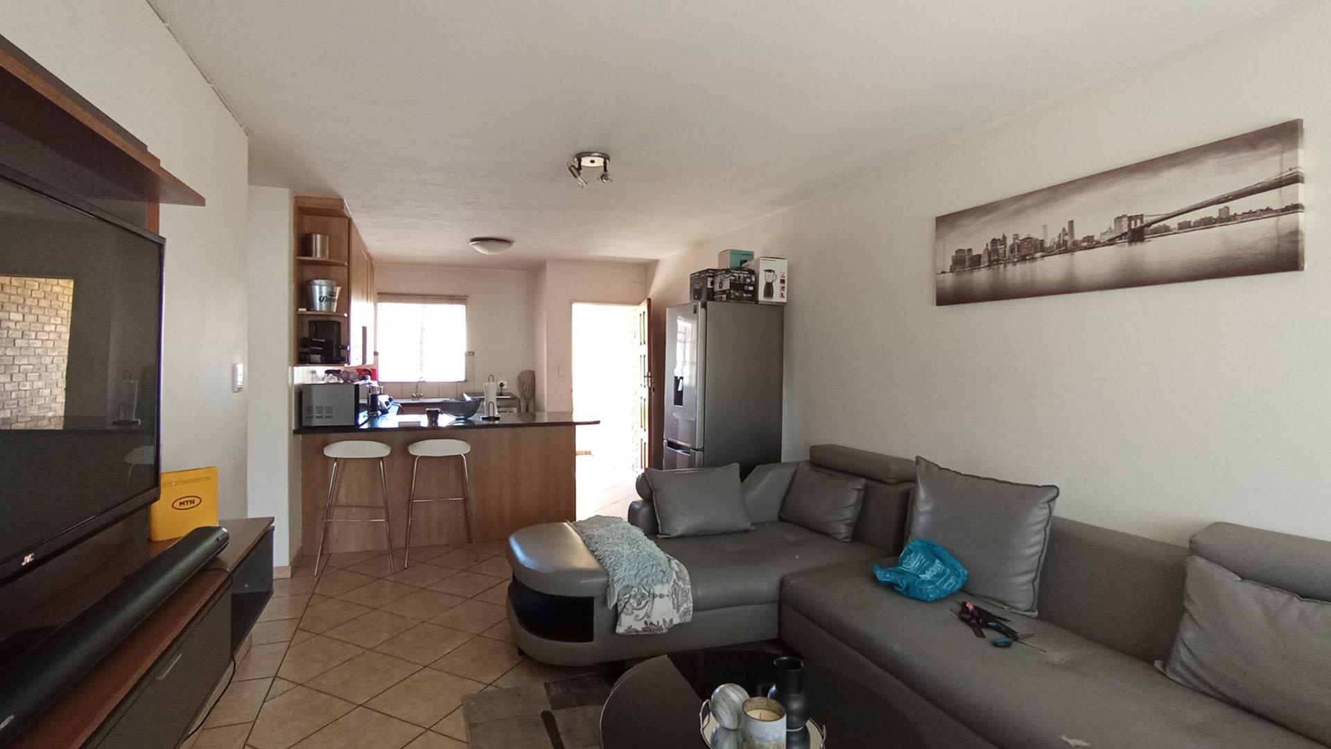 Lounges - 16 square meters of property in Theresapark