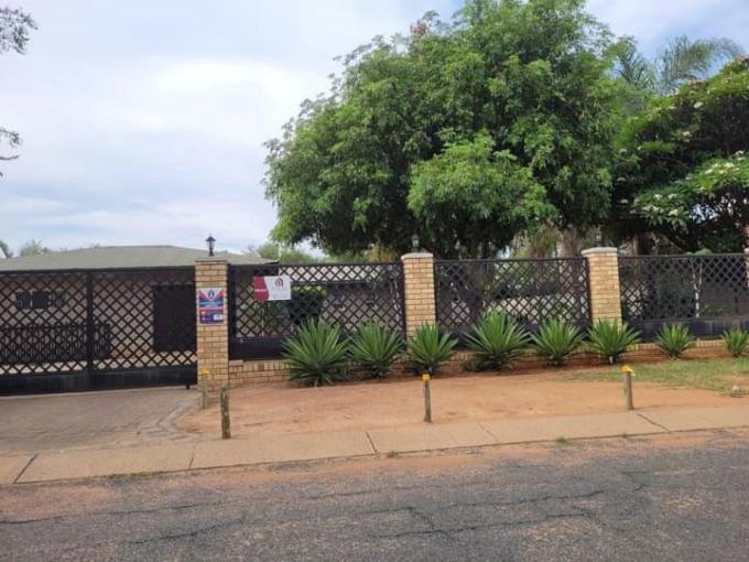 4 Bedroom Freehold Residence for Sale and to Rent For Sale in Onverwacht - Private Sale - MR661151