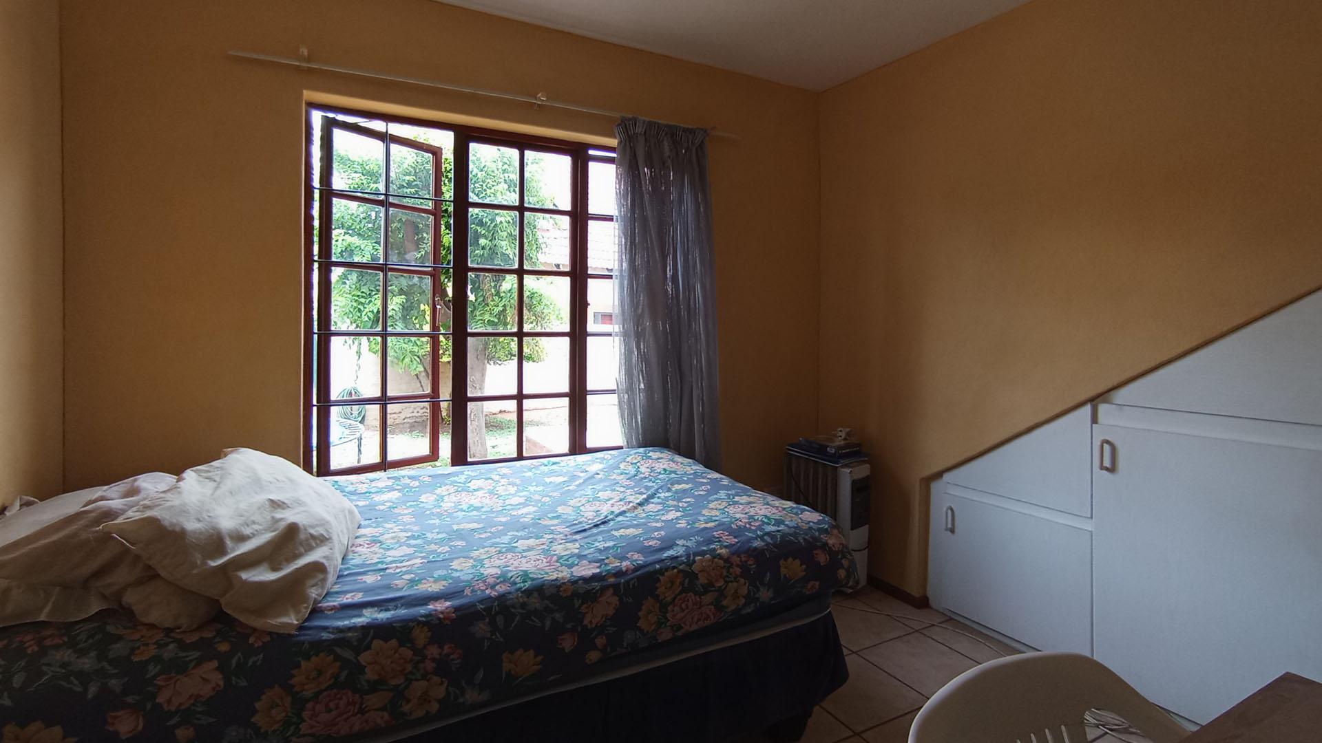 Bed Room 1 - 11 square meters of property in Equestria