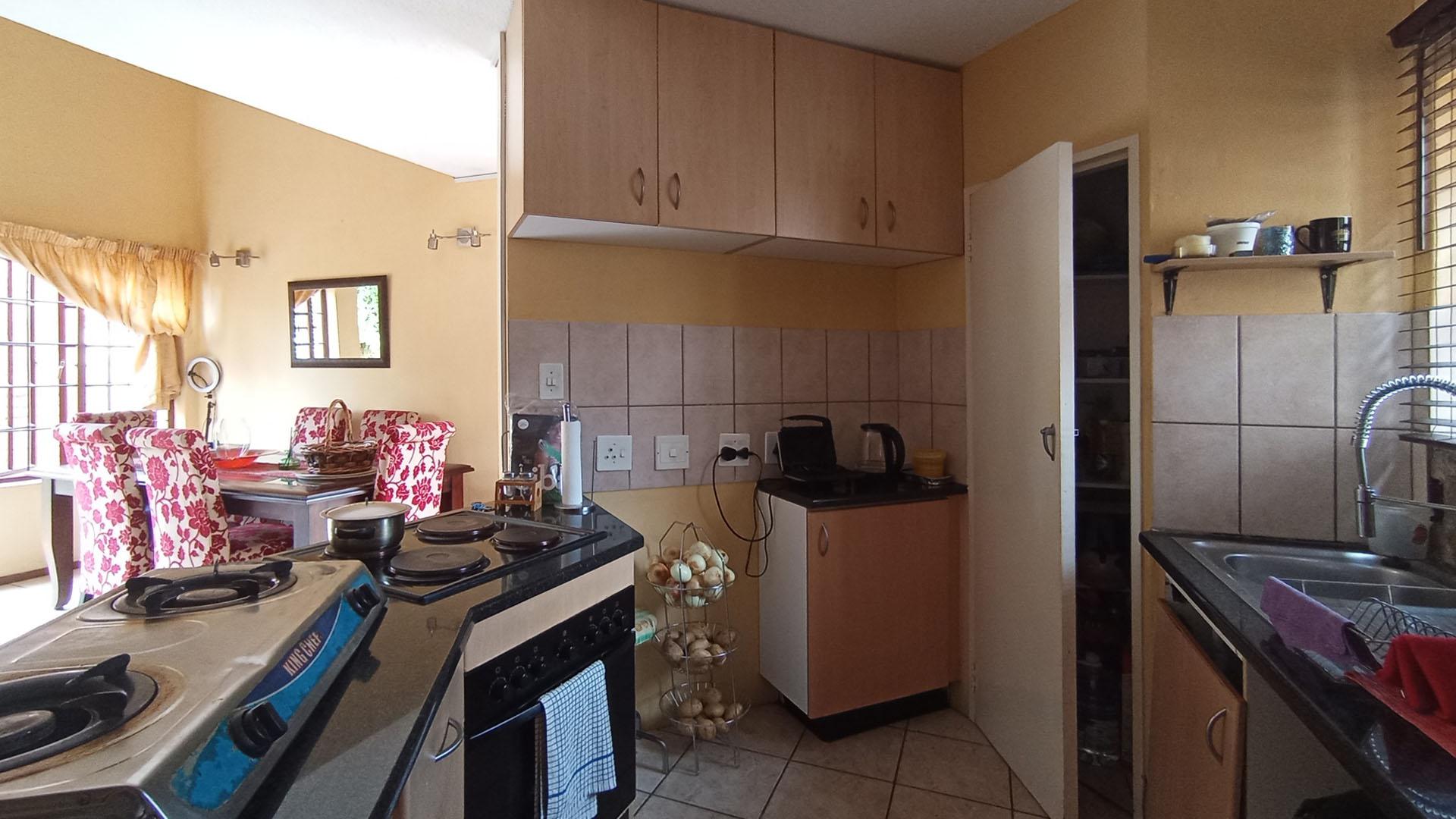 Kitchen - 13 square meters of property in Equestria