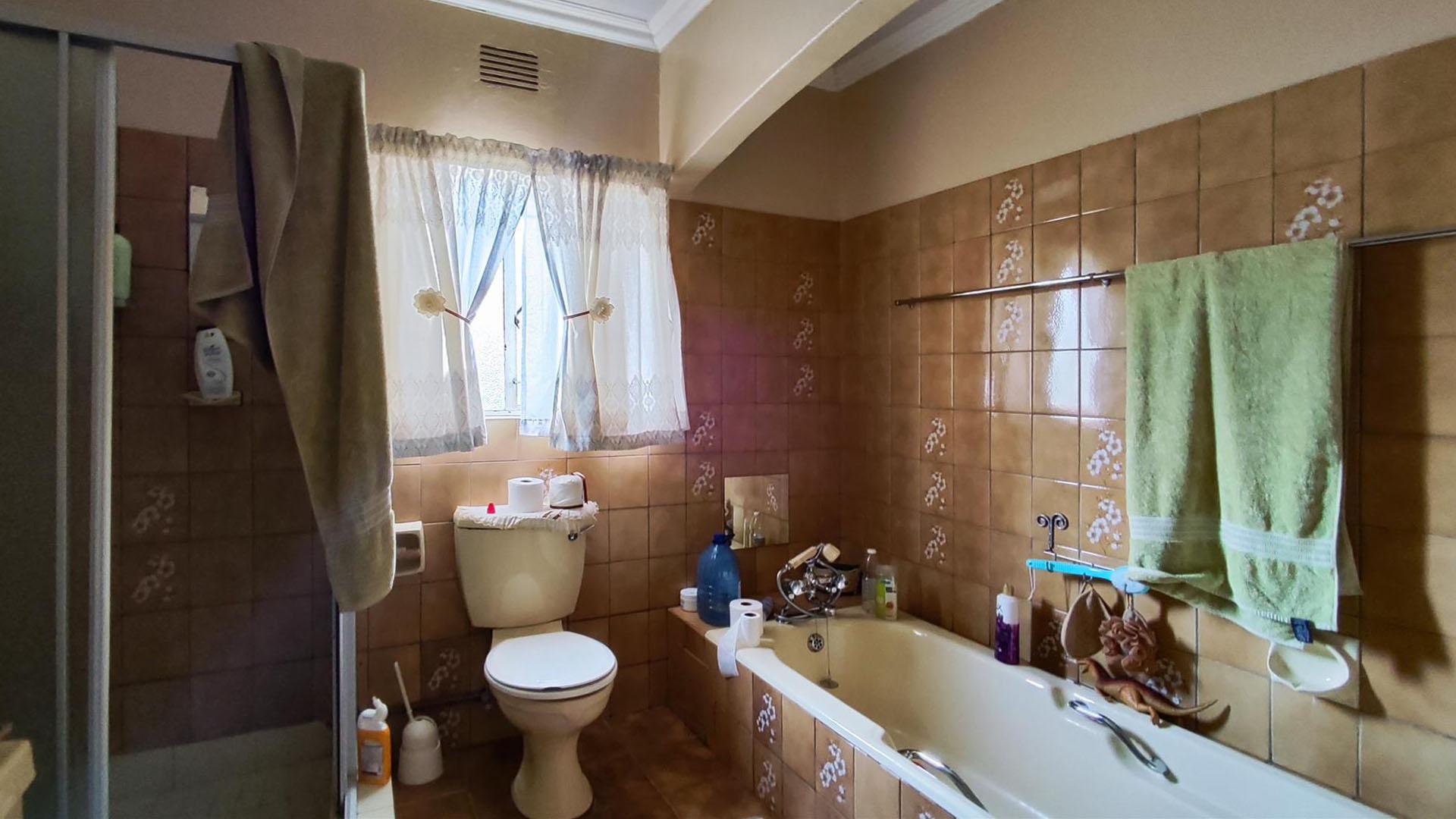 Main Bathroom - 7 square meters of property in Vanderbijlpark