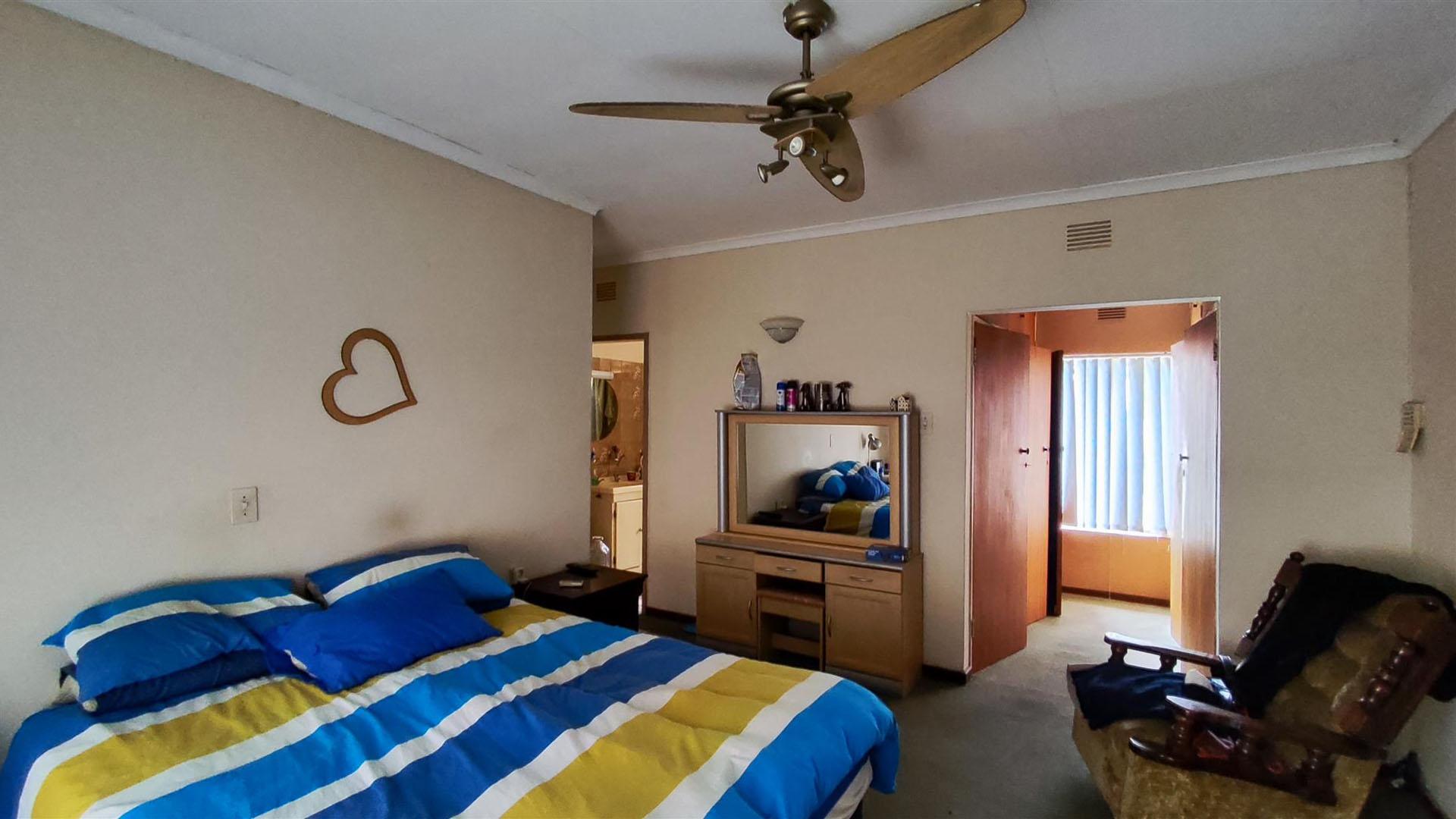 Main Bedroom - 26 square meters of property in Vanderbijlpark