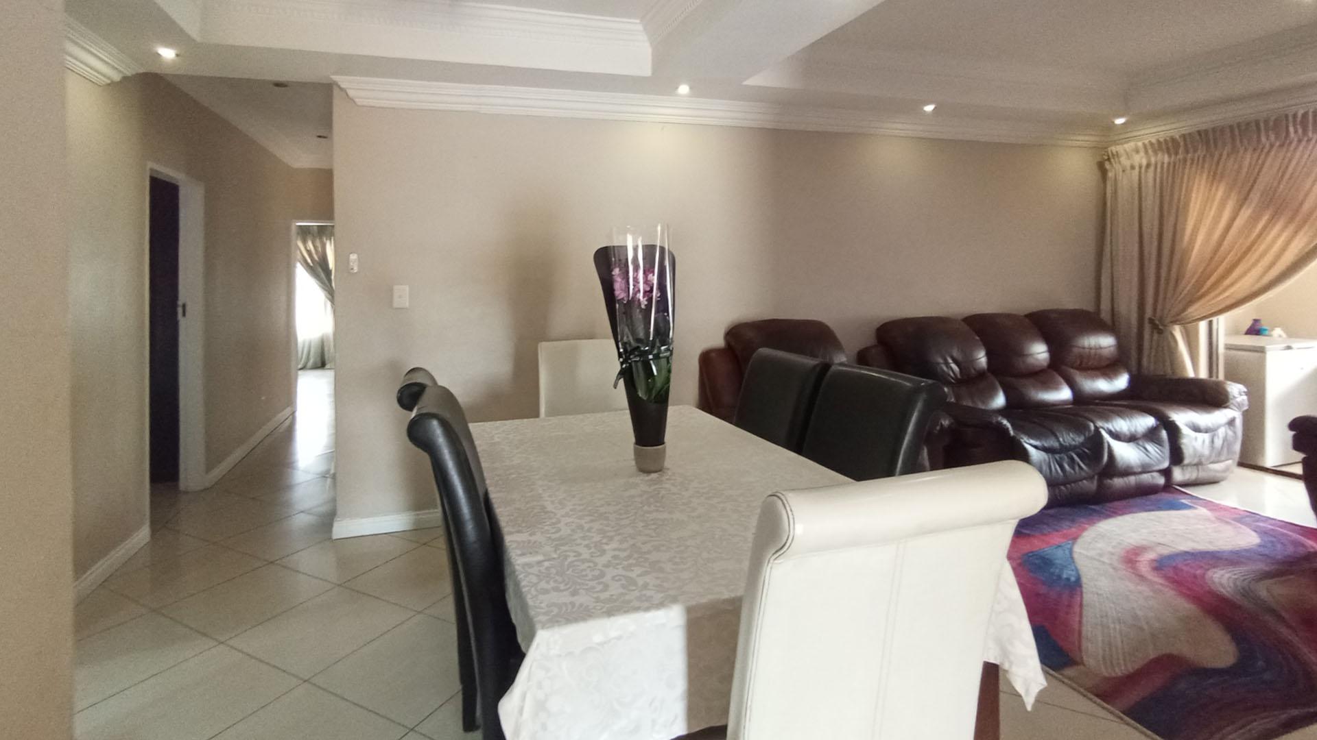 Dining Room - 9 square meters of property in Savannah Country Estate