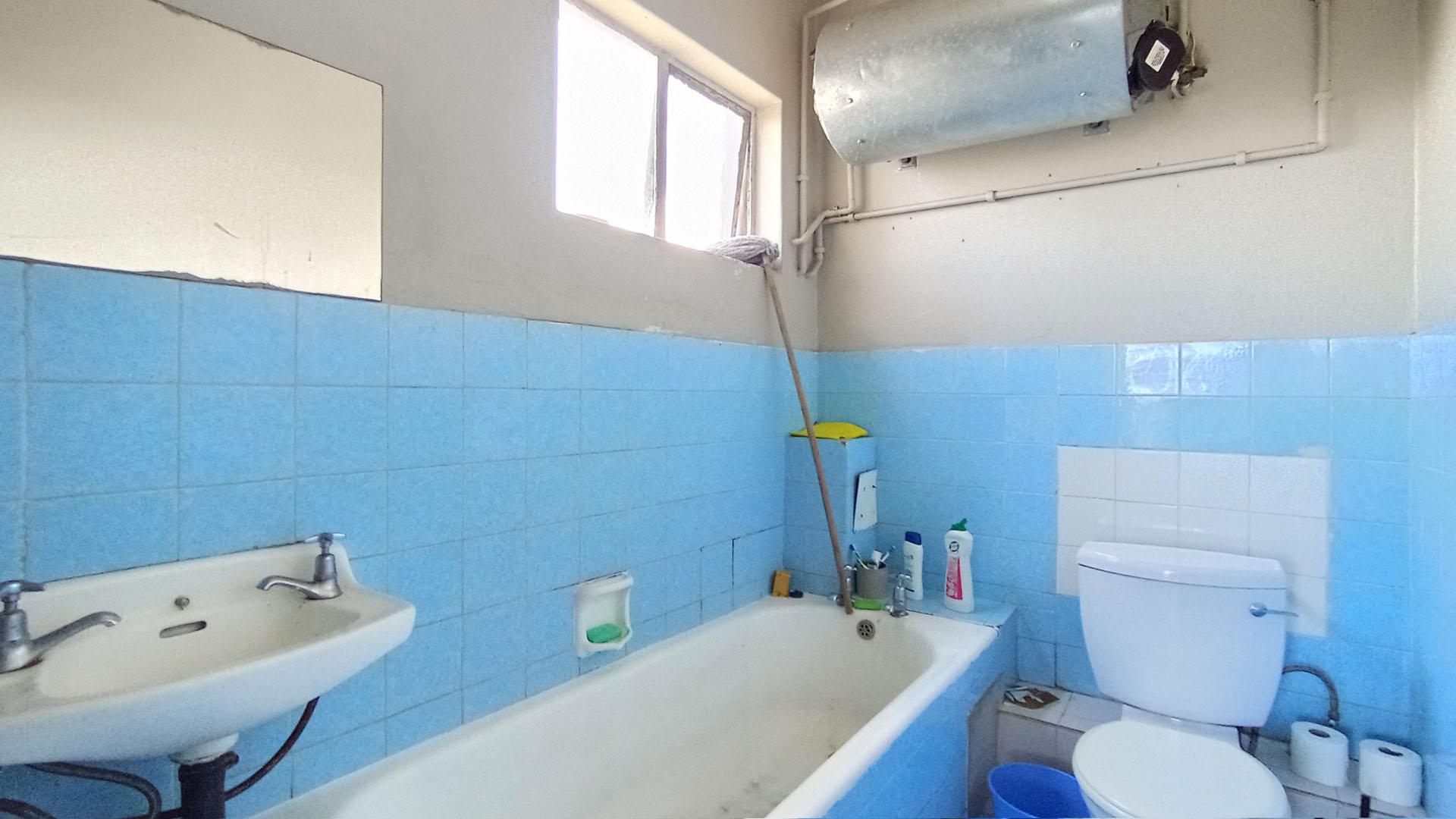Bathroom 1 - 7 square meters of property in Durban Central