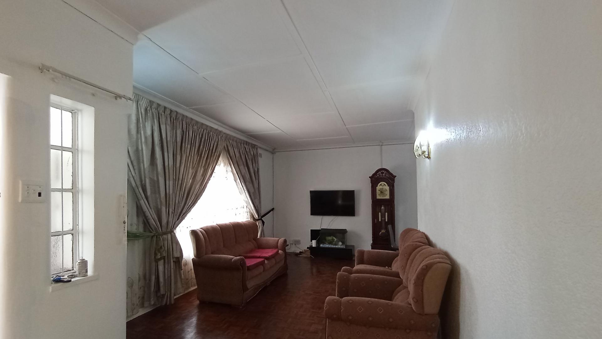 Lounges - 18 square meters of property in Homestead Park