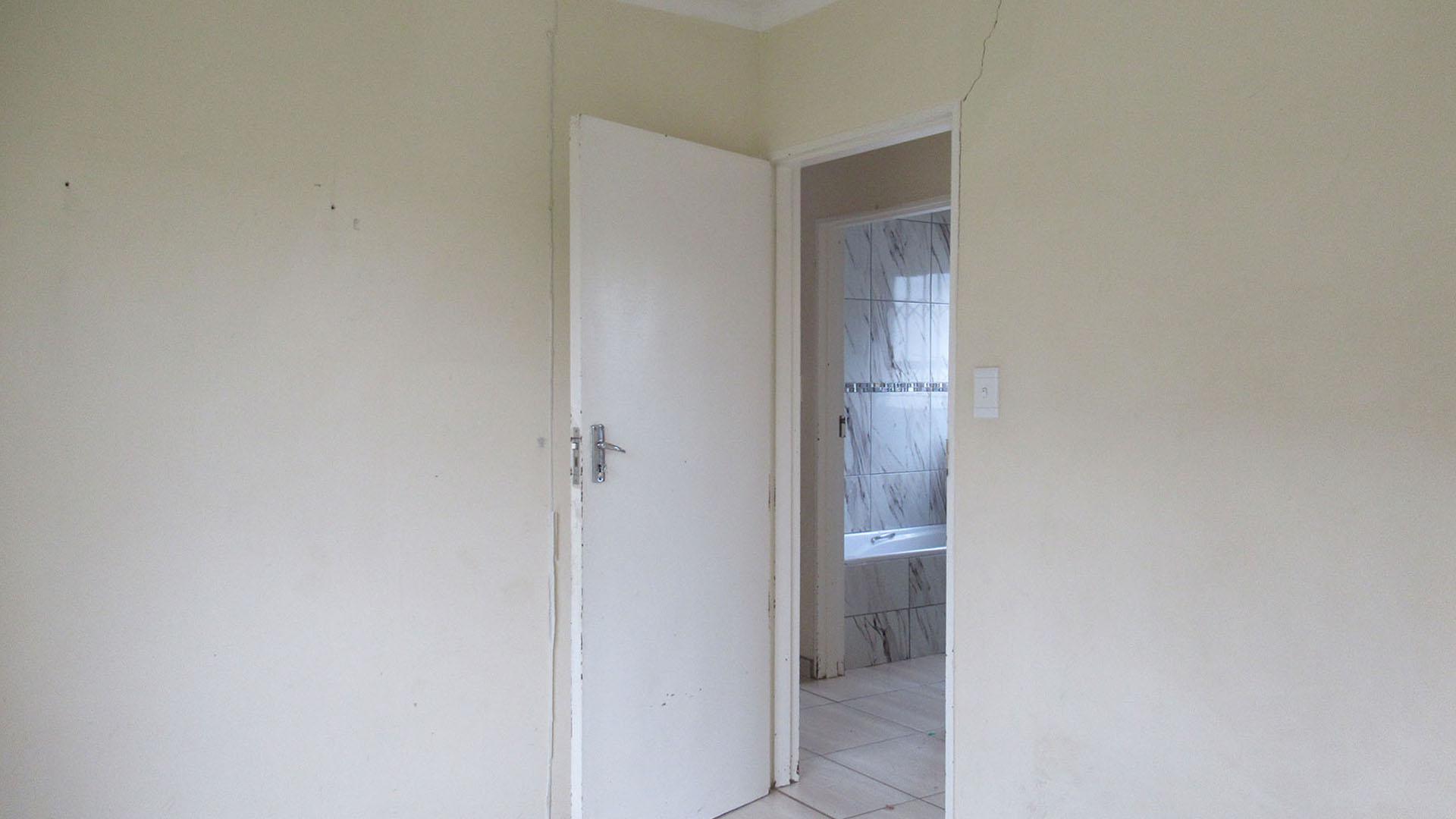 Bed Room 1 - 10 square meters of property in Fleurhof