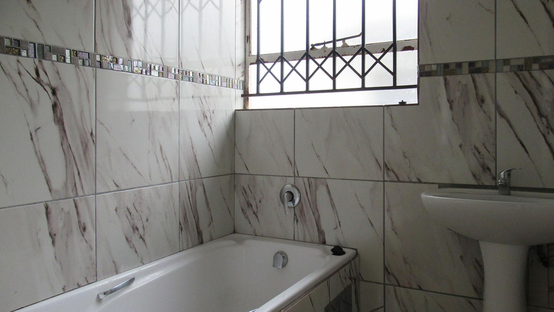 Bathroom 1 - 3 square meters of property in Fleurhof