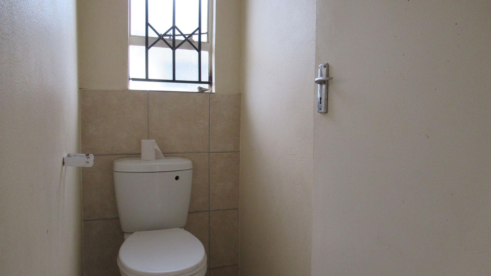 Bathroom 2 - 2 square meters of property in Fleurhof