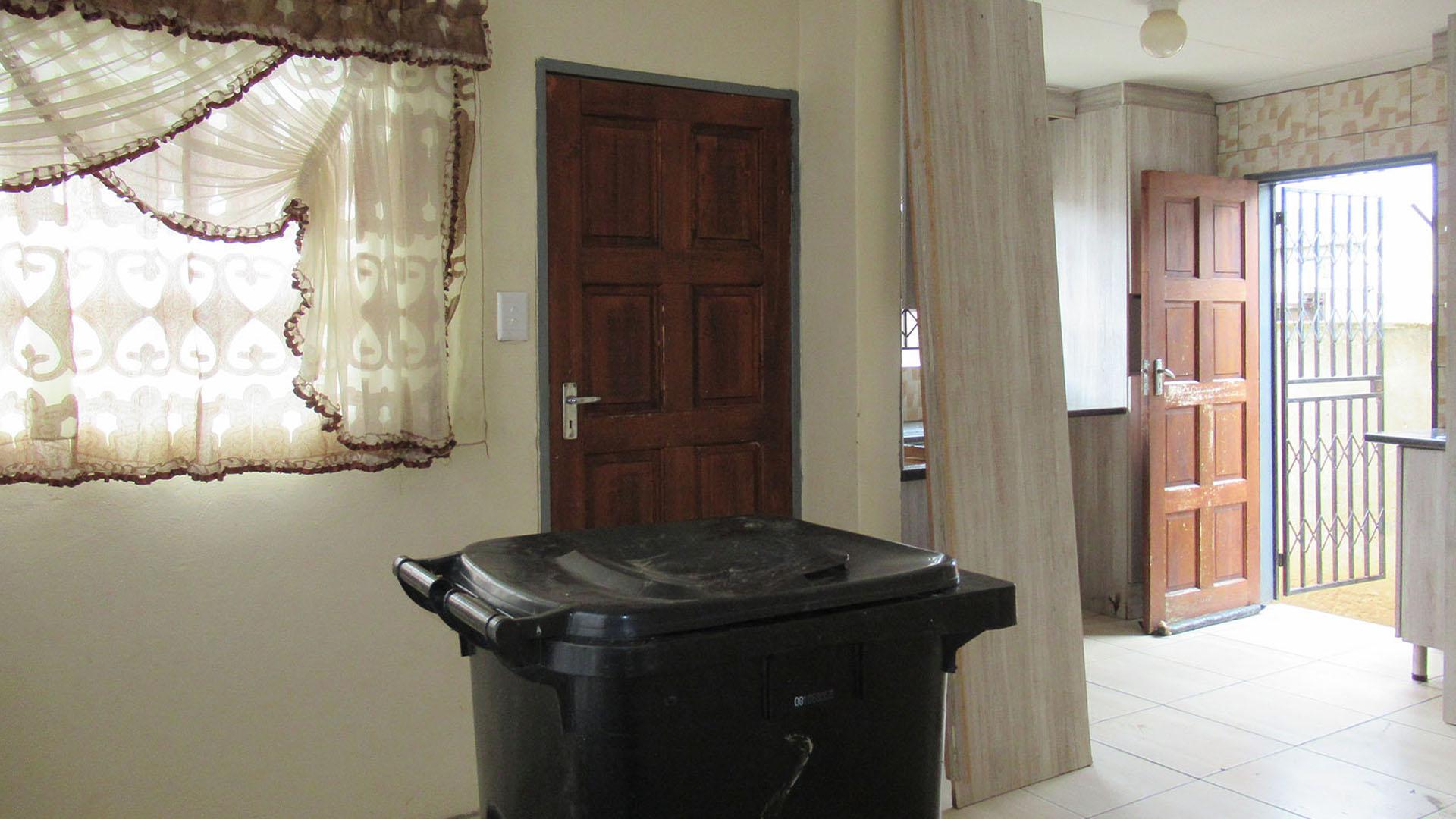 Lounges - 8 square meters of property in Fleurhof