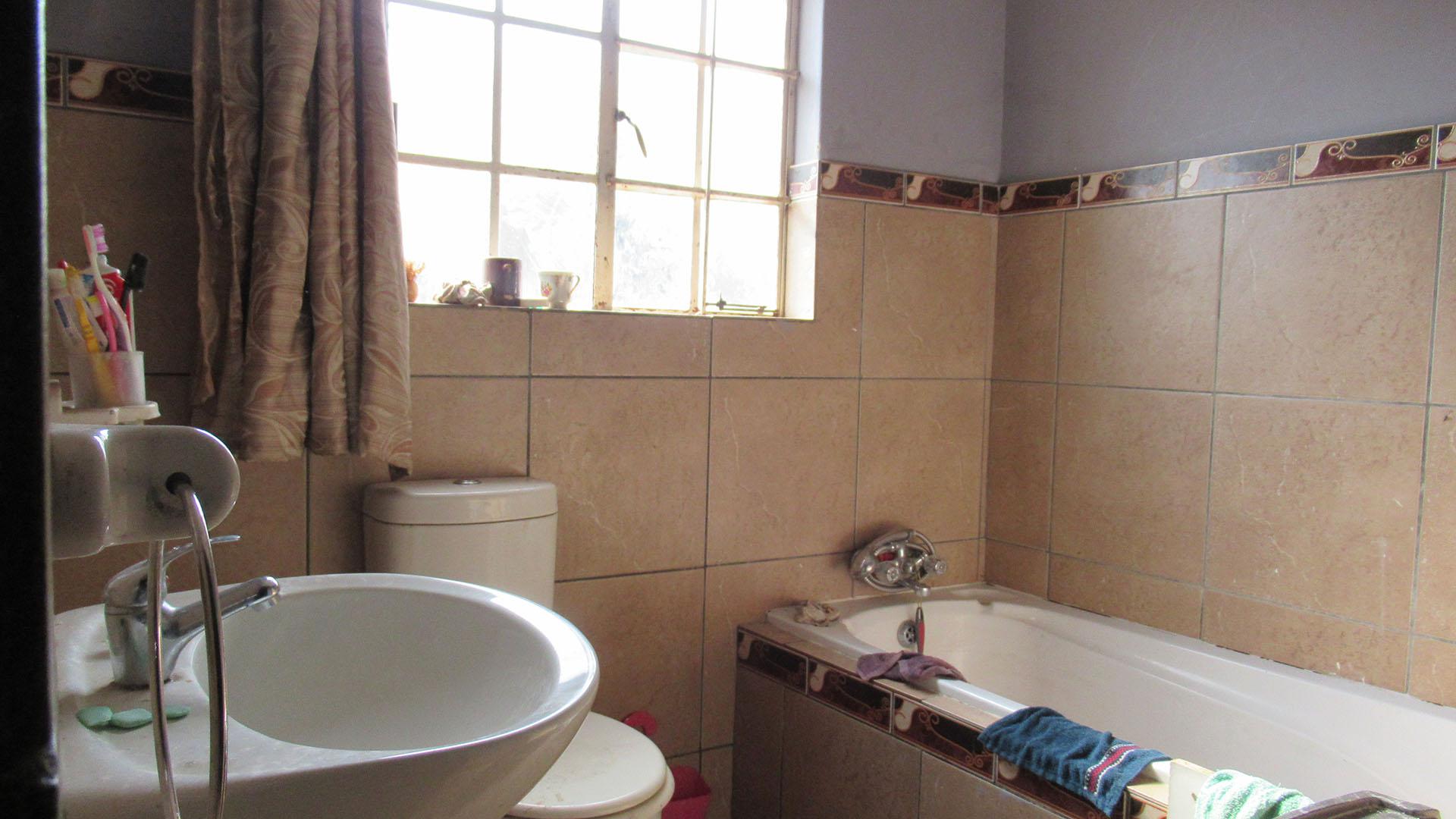 Main Bathroom - 5 square meters of property in Heidelberg - GP