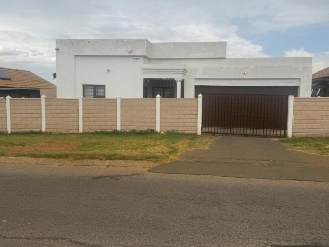 4 Bedroom House for Sale For Sale in Lenasia South - MR662119