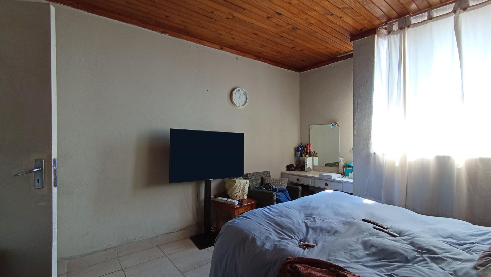 Bed Room 1 - 23 square meters of property in Windsor West