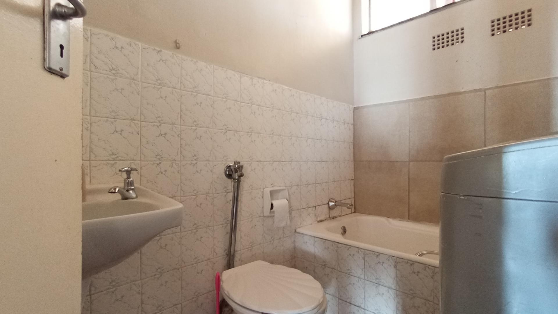 Bathroom 1 - 5 square meters of property in Windsor West