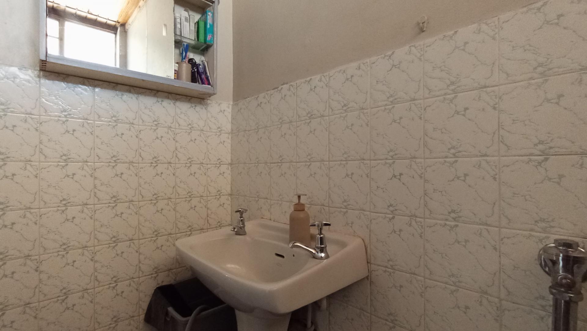 Bathroom 1 - 5 square meters of property in Windsor West