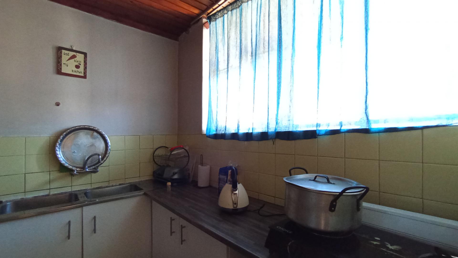 Kitchen - 8 square meters of property in Windsor West