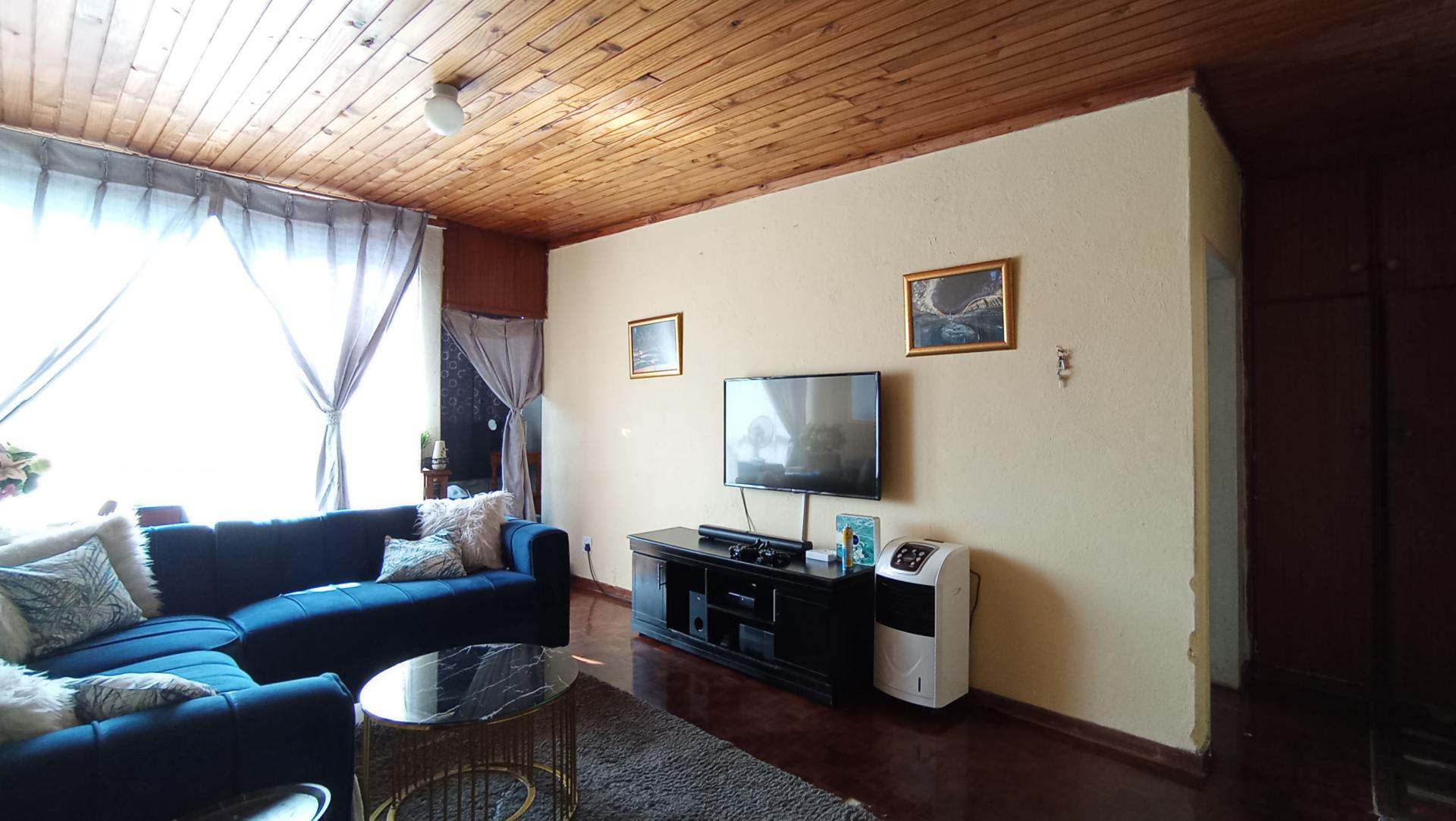 Lounges - 24 square meters of property in Windsor West