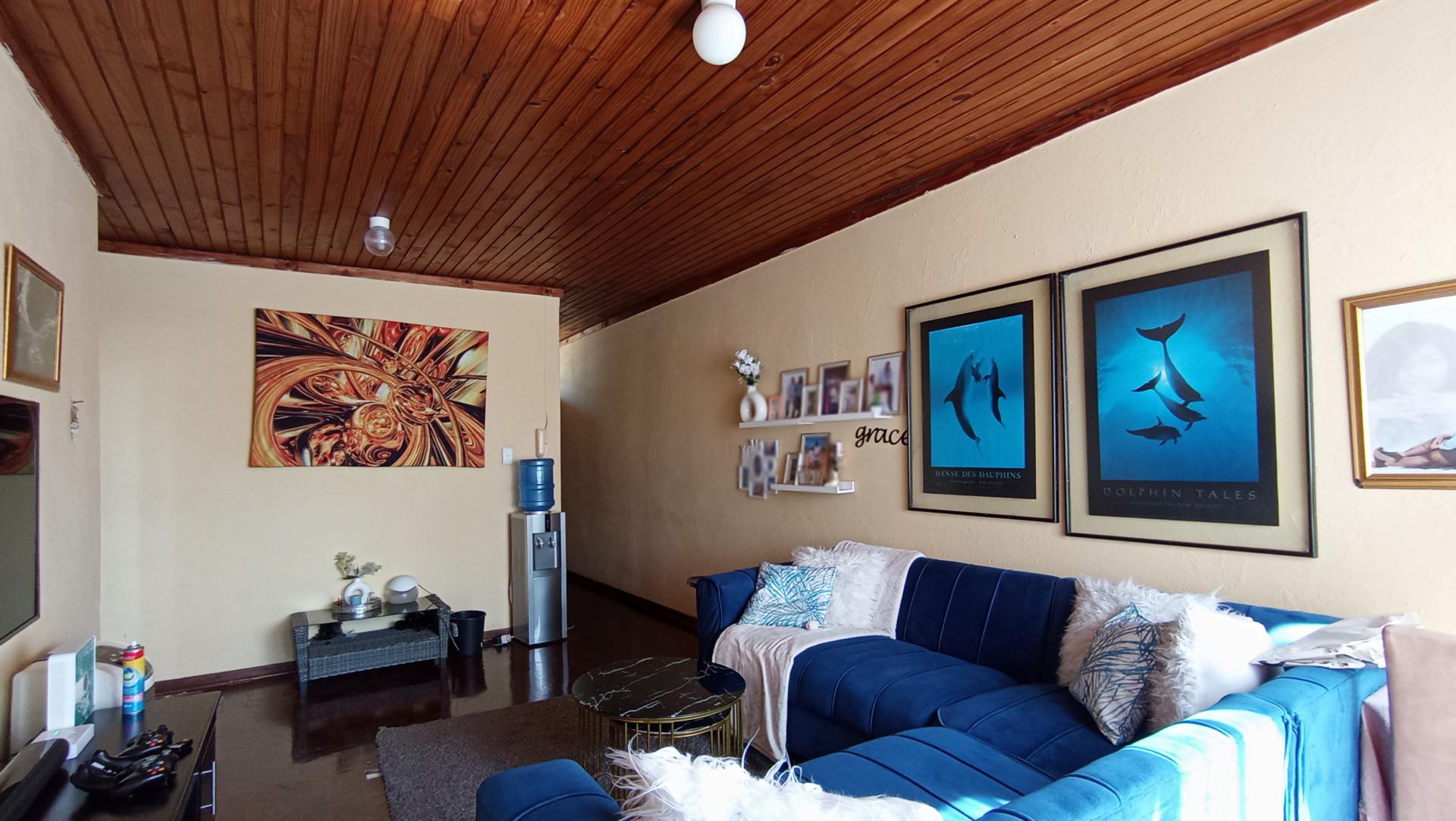 Lounges - 24 square meters of property in Windsor West