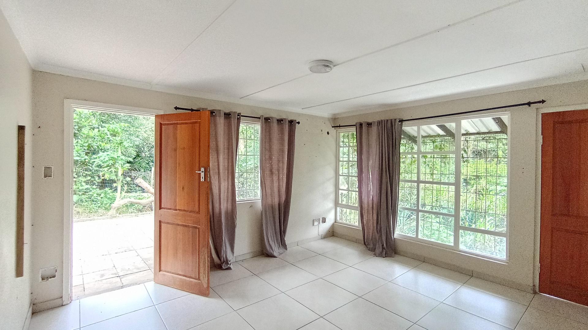 Lounges - 21 square meters of property in Escombe 