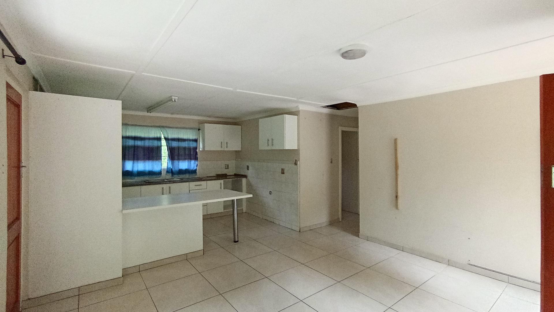 Lounges - 21 square meters of property in Escombe 