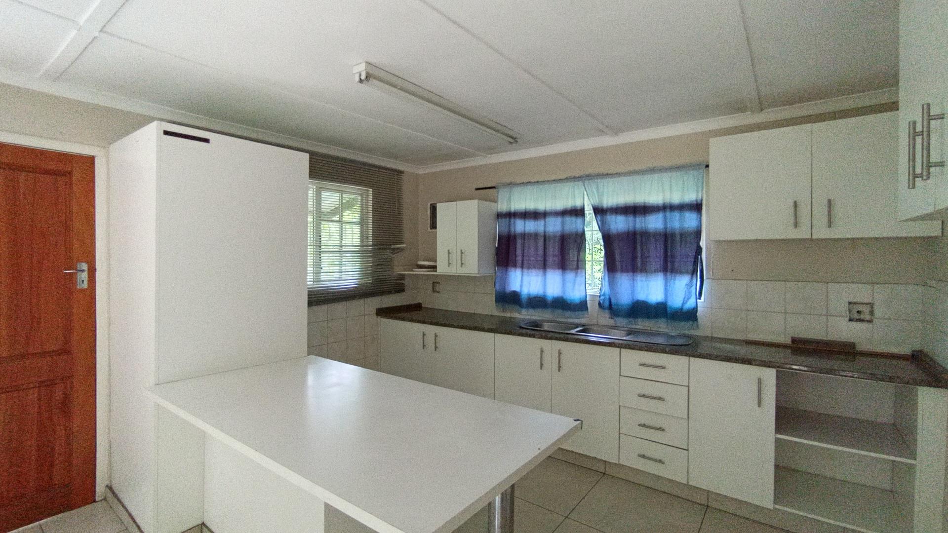 Kitchen - 11 square meters of property in Escombe 