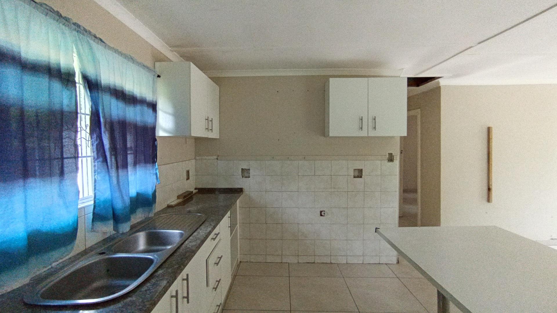 Kitchen - 11 square meters of property in Escombe 