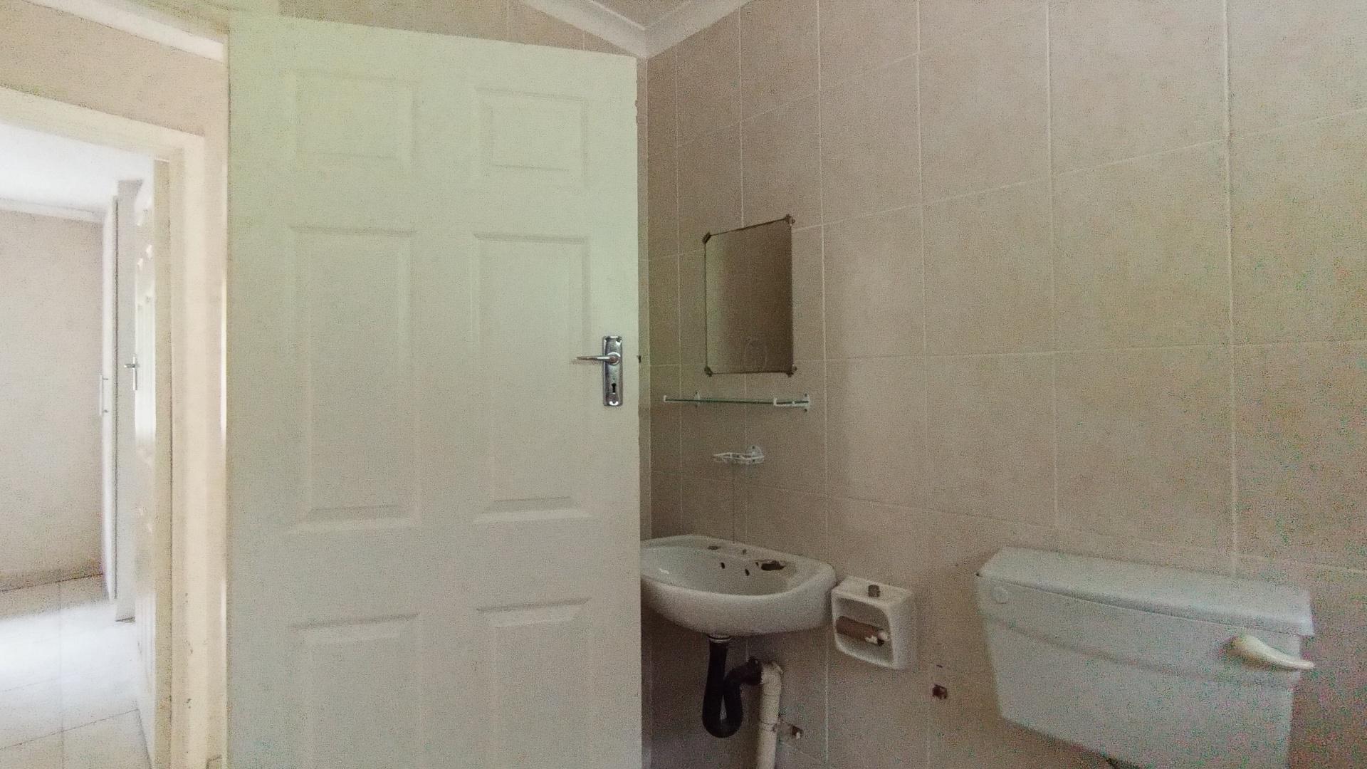 Bathroom 1 - 6 square meters of property in Escombe 