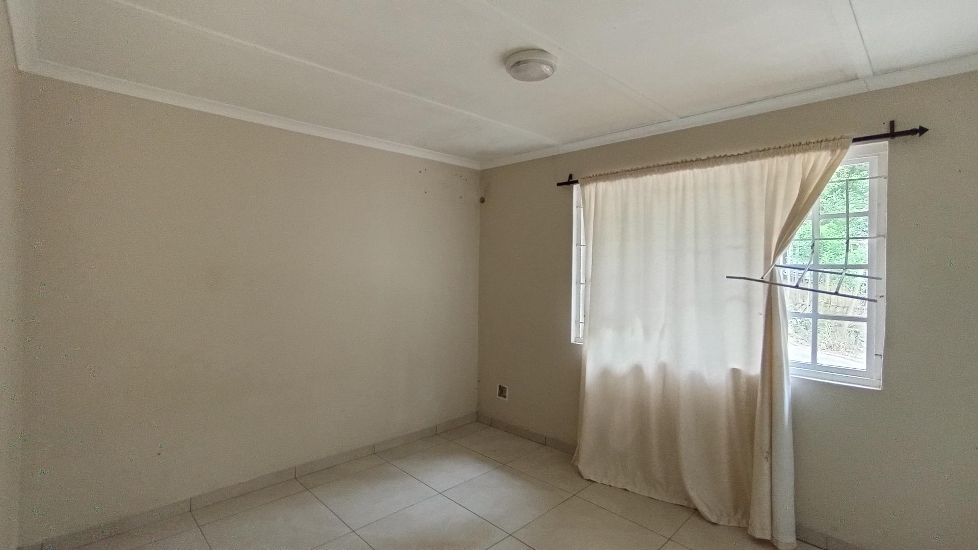 Bed Room 1 - 15 square meters of property in Escombe 