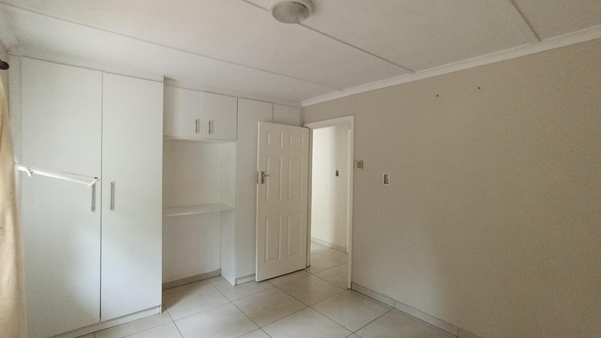 Bed Room 1 - 15 square meters of property in Escombe 