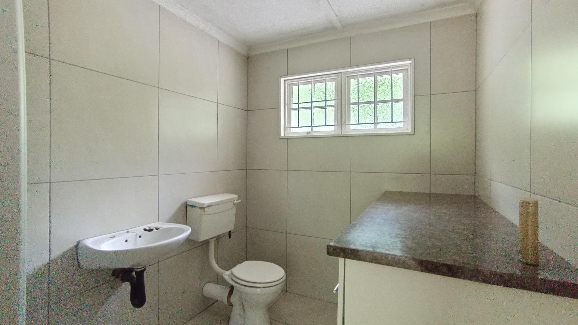 Main Bathroom - 7 square meters of property in Escombe 