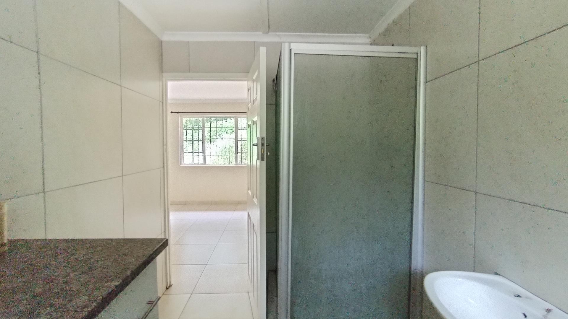 Main Bathroom - 7 square meters of property in Escombe 