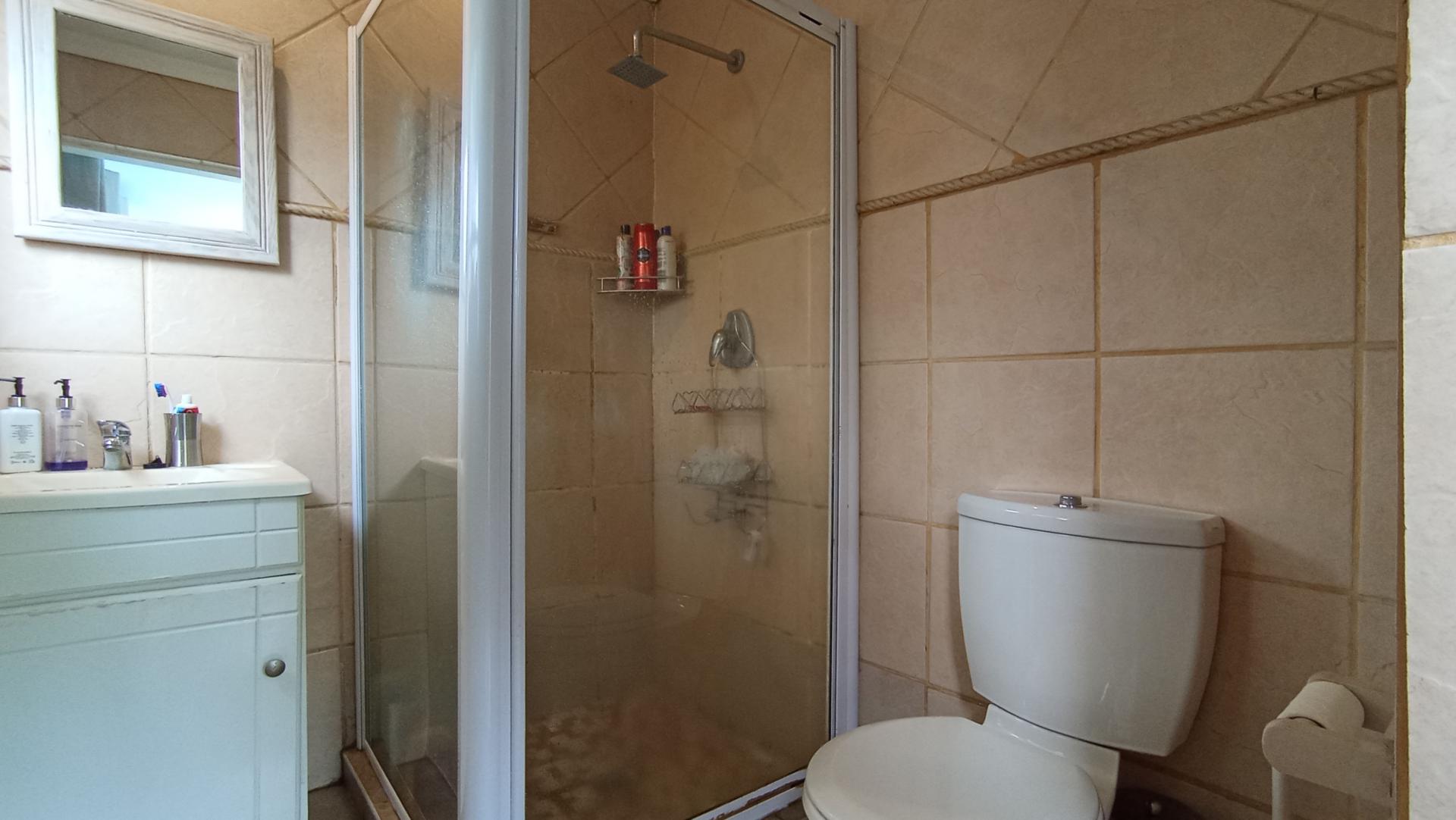 Main Bathroom - 6 square meters of property in Jukskei Park