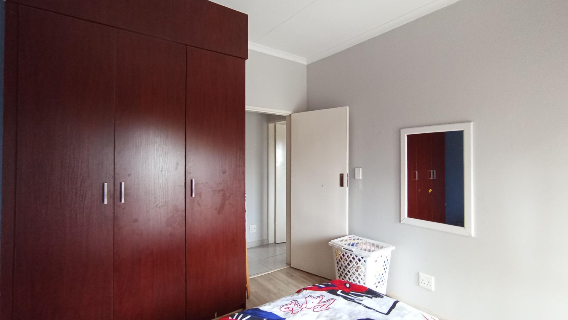 Bed Room 1 - 10 square meters of property in Barbeque Downs