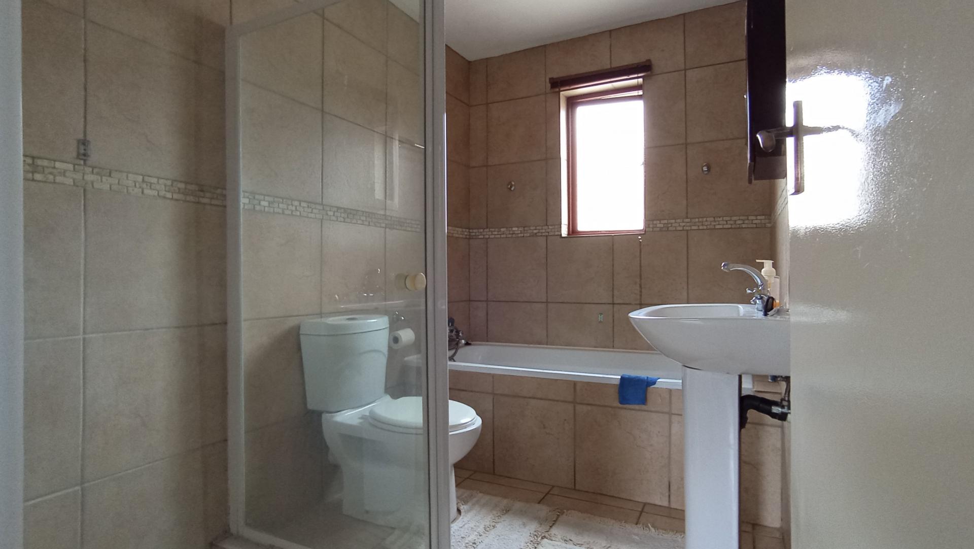 Bathroom 1 - 5 square meters of property in Barbeque Downs