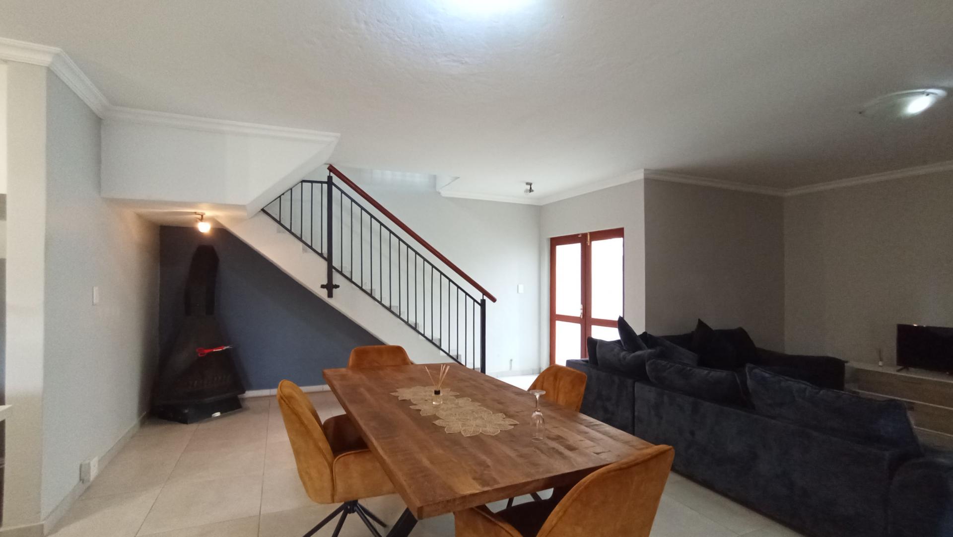 Dining Room - 18 square meters of property in Barbeque Downs