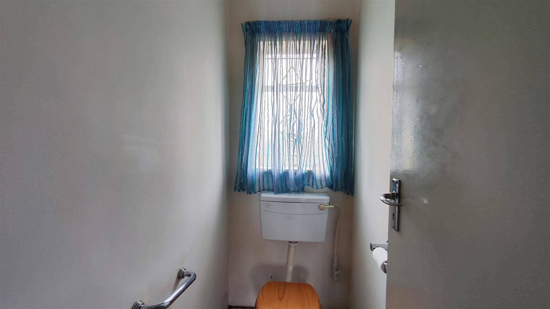 Bathroom 1 - 9 square meters of property in Dinwiddie