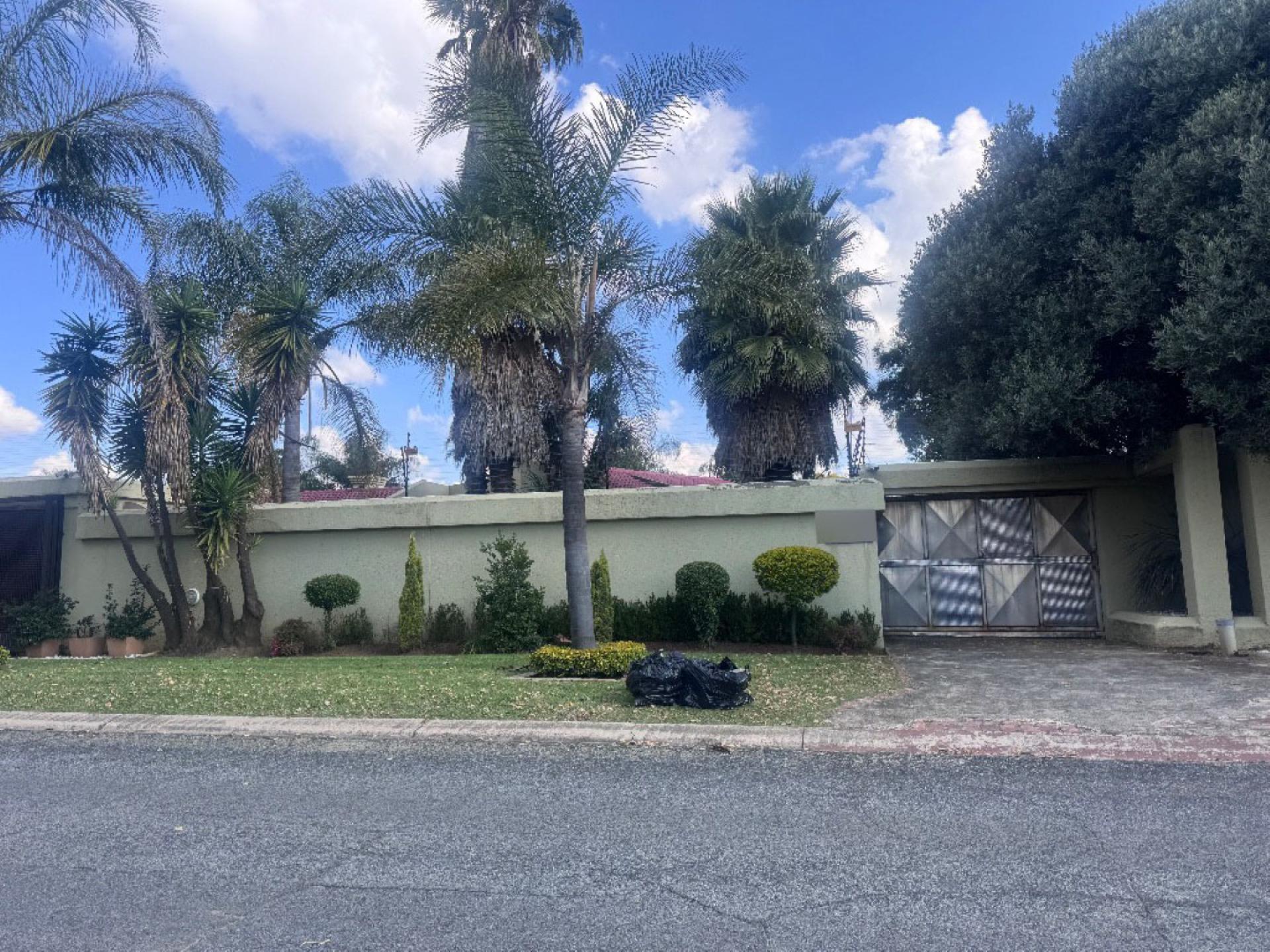 Front View of property in Sunward park