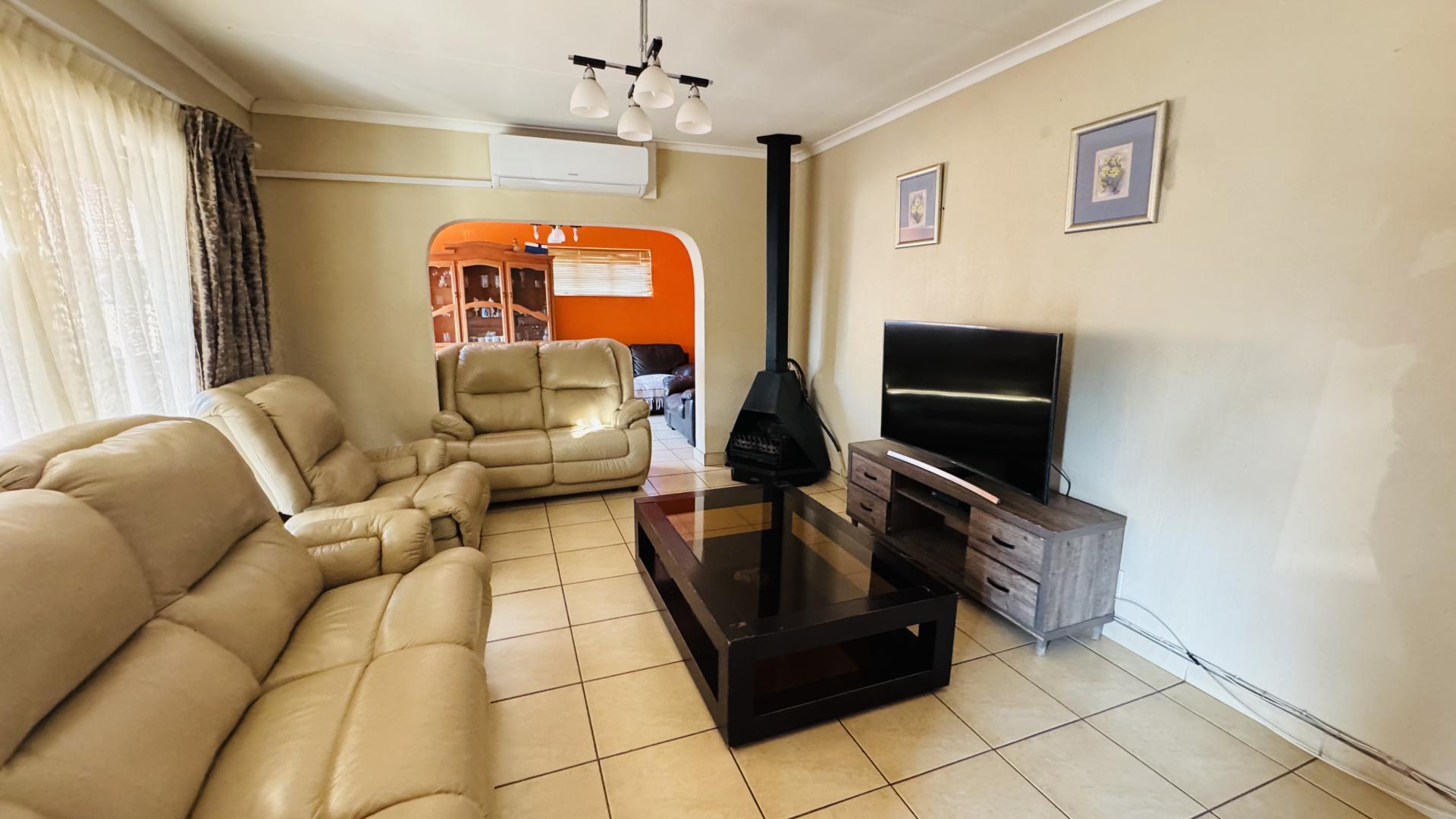 Lounges - 36 square meters of property in The Orchards